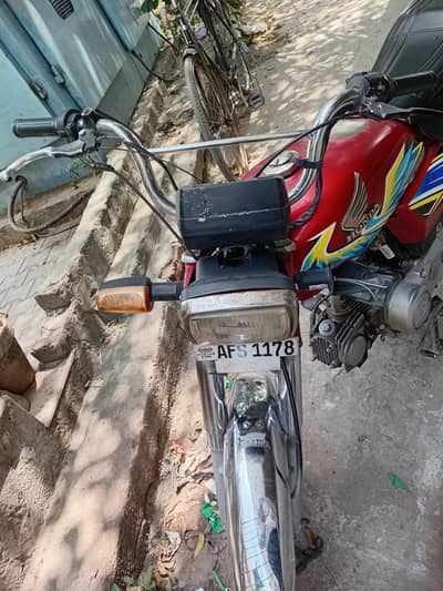 Honda cd70 red color bike bilkil oky ha docoument sab sath mila ga