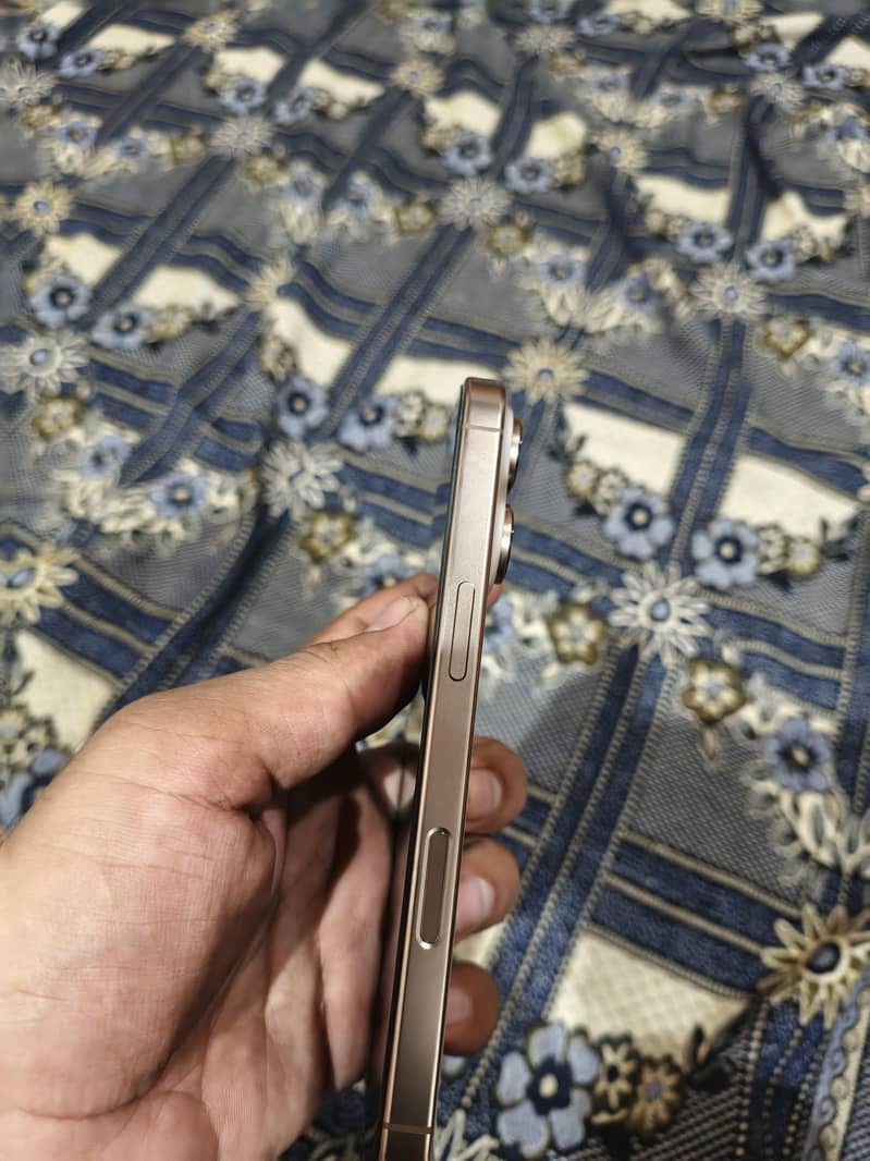 Apple iPhone 16 Pro 3