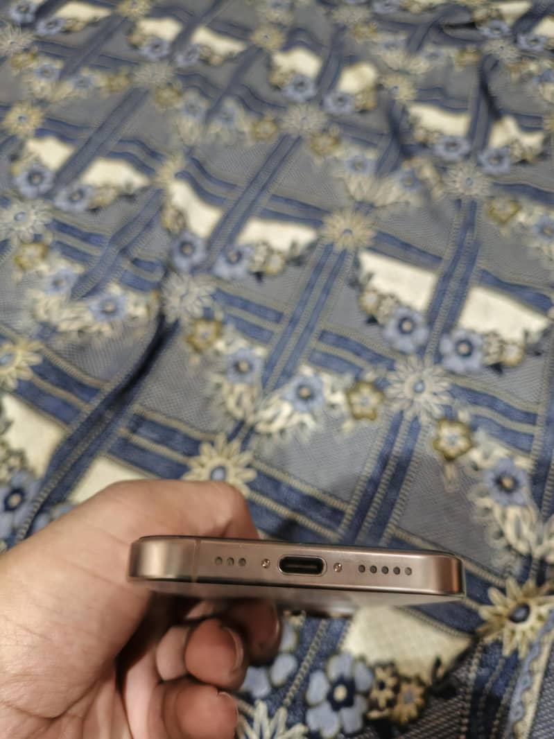 Apple iPhone 16 Pro 4