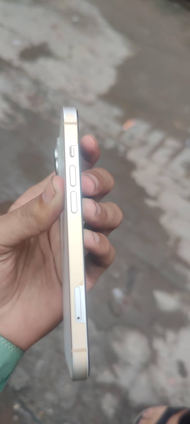 Apple iPhone 14 3