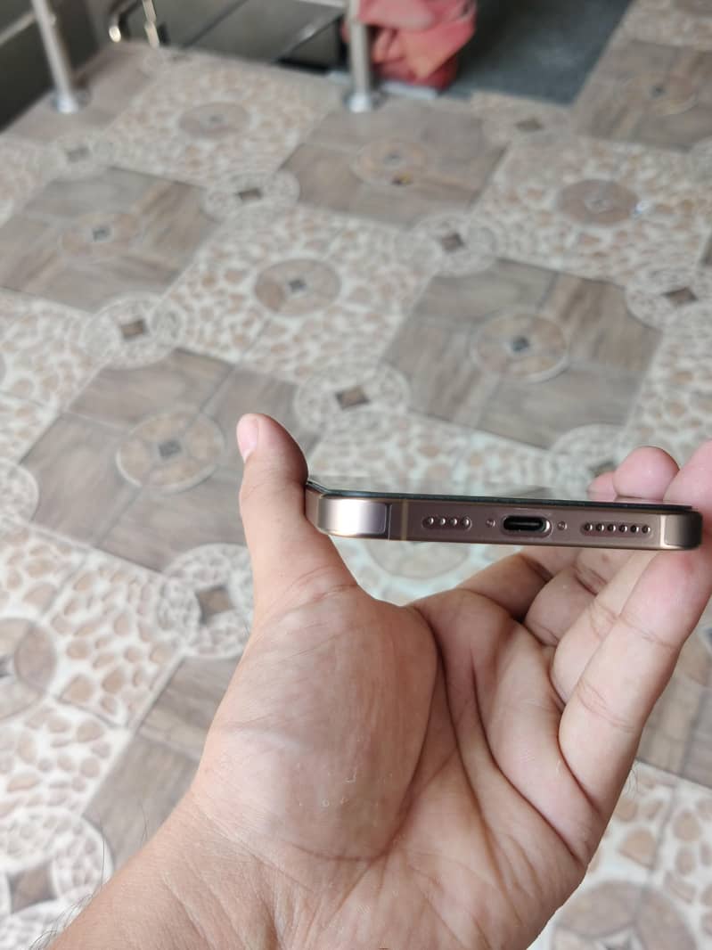 Apple iPhone 16 Pro Max 4