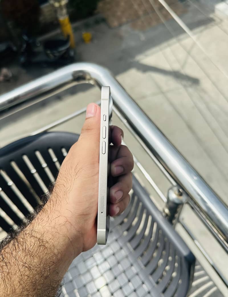 Apple iPhone 13 5