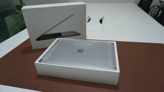 Apple Macbook Pro 2017 ThunderBolt  13 inch with Touch Bar