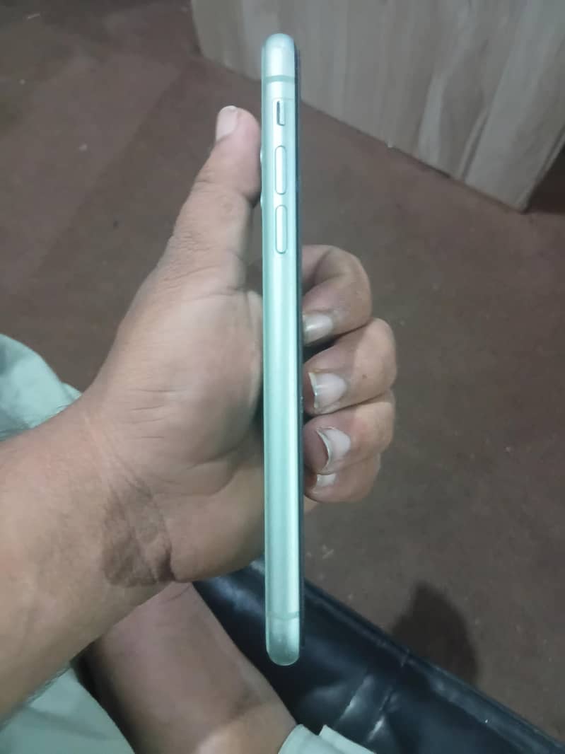Apple iPhone 11 4