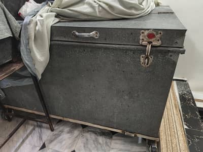 Large Metal Storage Trunk /Peti with Caster Wheels / with stand