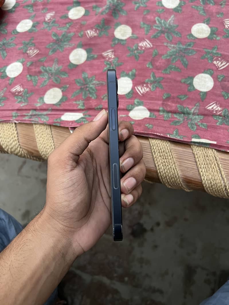 Apple iPhone 12 4