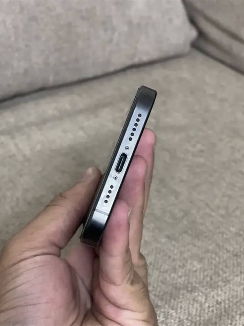 Apple iPhone 15 Pro Max 4
