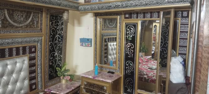 ایک عدد بیڈ ۔۔ایک عدد شوق اس ۔۔ایک عدد سنگھار میز