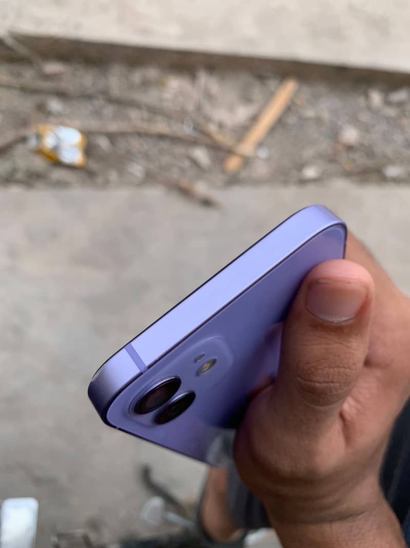 Apple iPhone 12 4