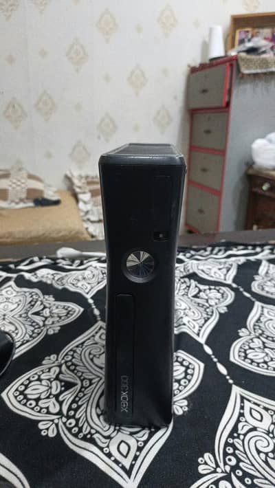 XBOX 360 SLIM  FOR SEAL URGENT