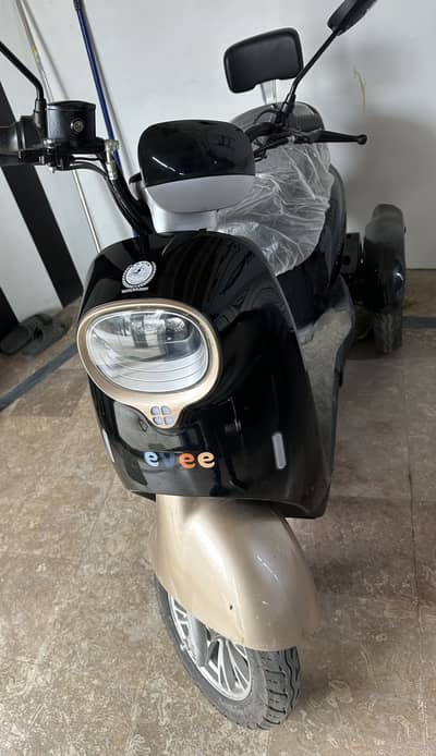 Evee nisa compan sirf 30km chali ha  3 wheel wali ha neat clean Bike h
