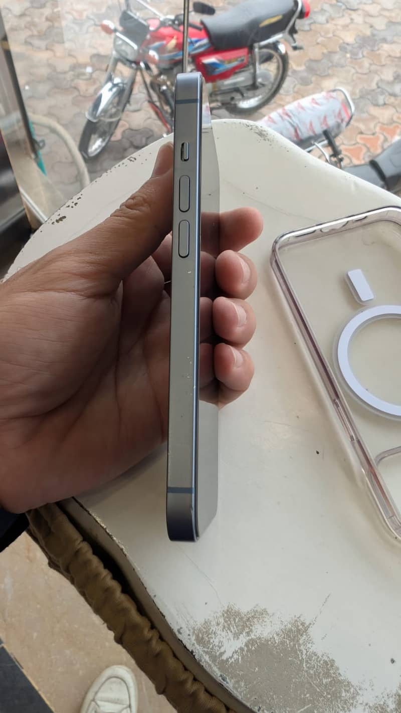 Apple iPhone 14 3