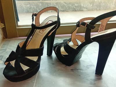 Elegant  black platform heels size(8)