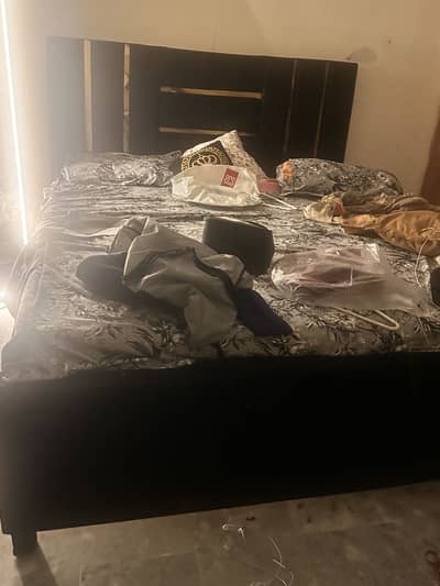 Its a black bed valvet w golden strips