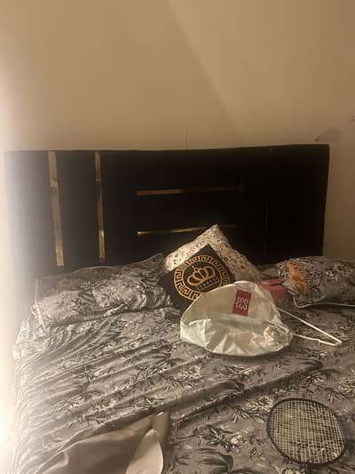 Its a black bed valvet w golden strips