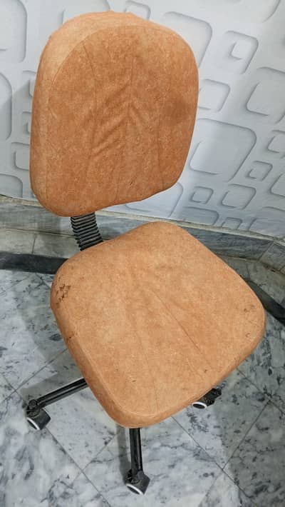 Office/Gaming Chair with 4 Wheels_Good Condition