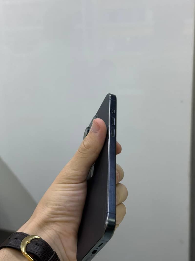 Apple iPhone 15 Pro Max 3