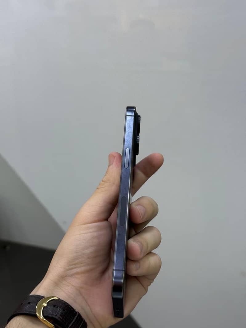 Apple iPhone 15 Pro Max 4