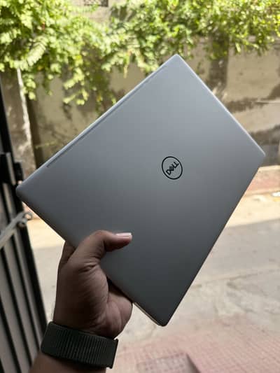 Dell inspiron 7370 | i7-8th gen| 8gb 255 ssd | 2. in. 1 tuch display