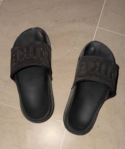 Used black nike original sliders