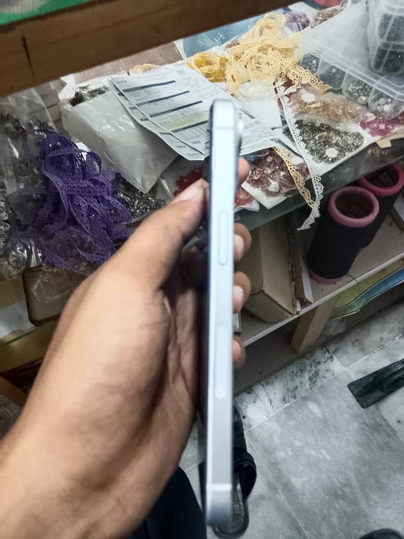 Apple iPhone 15 4