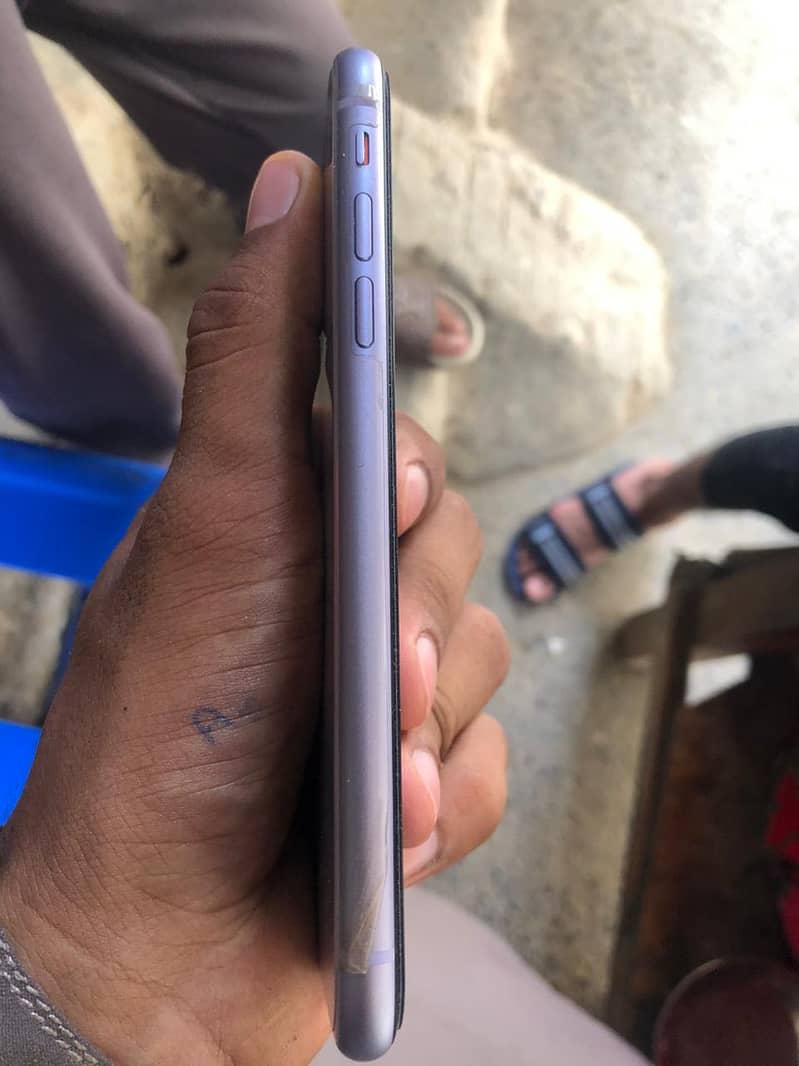 Apple iPhone 11 4