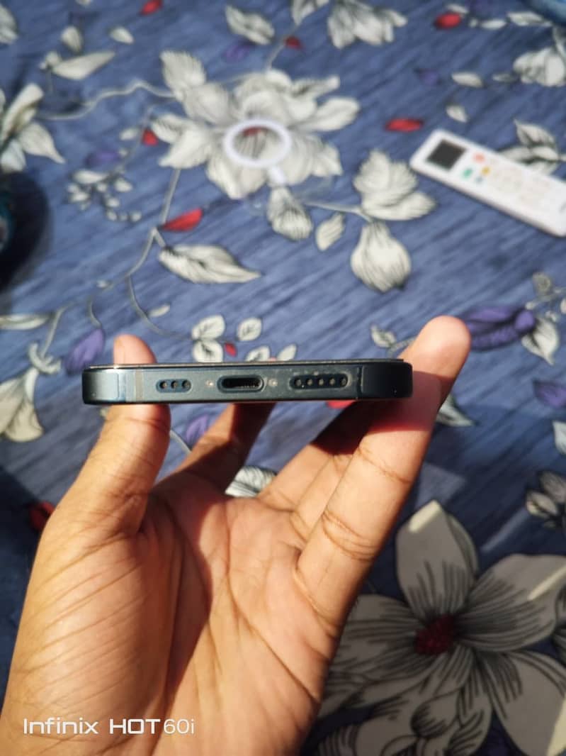 Apple iPhone 13 2