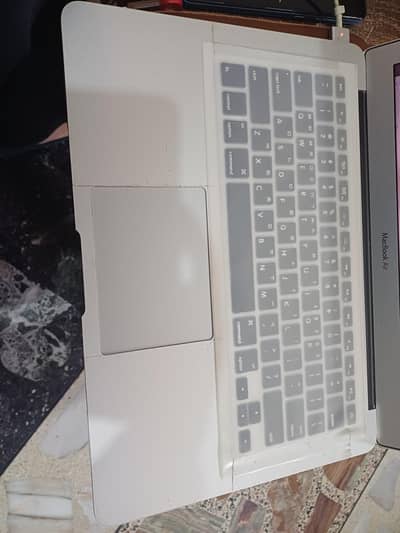 Apple MacBook Air 13" - Core i5 / 4GB RAM / 128GB SSD