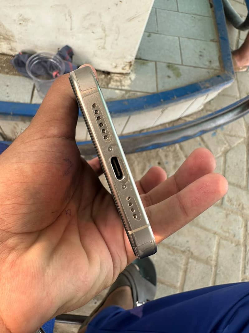 Apple iPhone 15 Pro Max 4