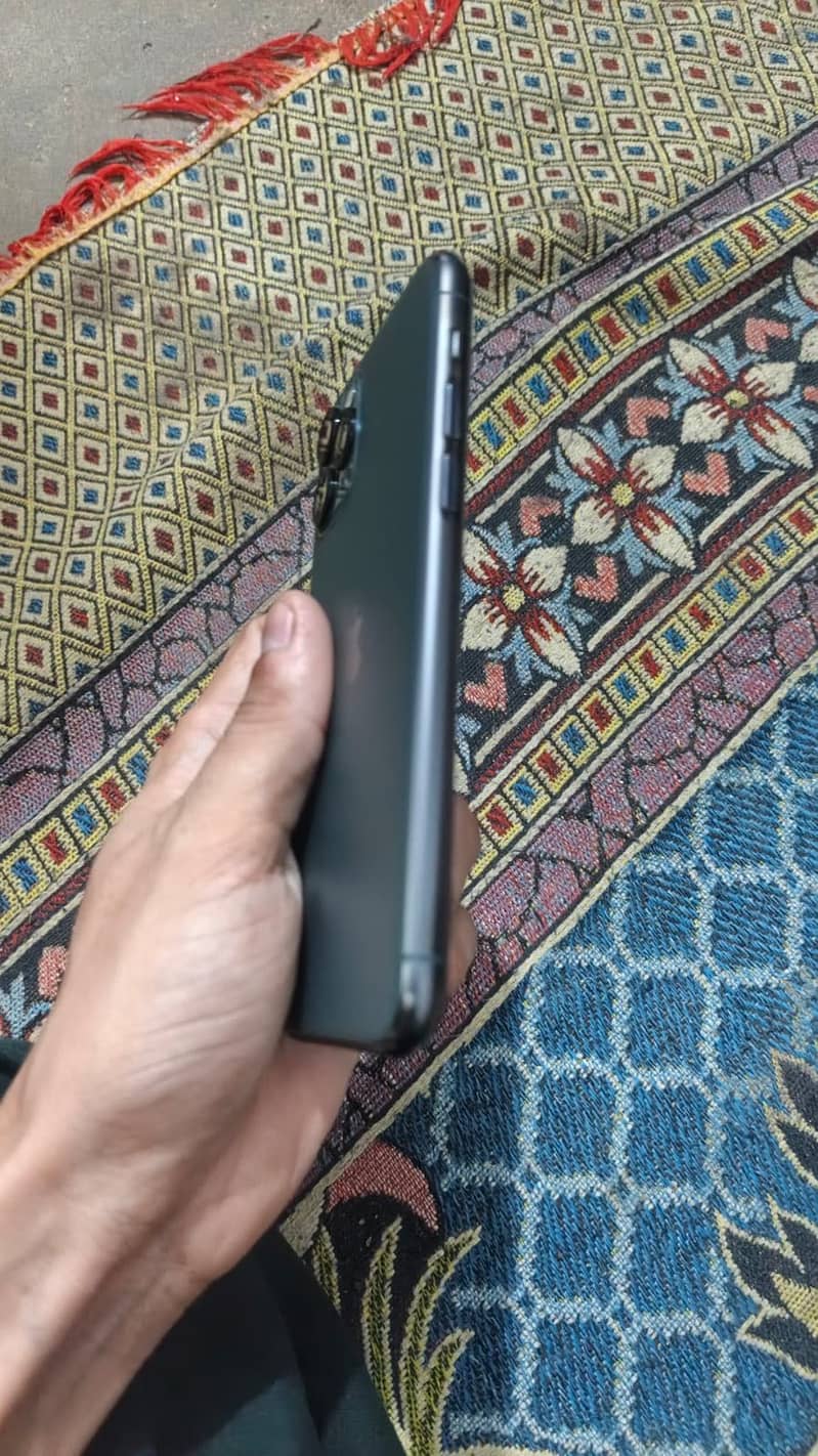 Apple iPhone 11 Pro 4