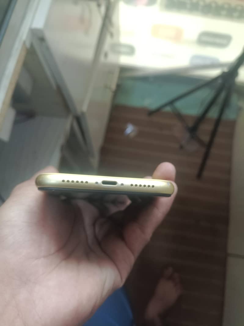 Apple iPhone 11 4