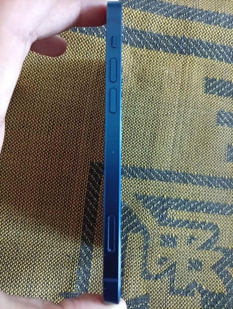 Apple iPhone 12 4