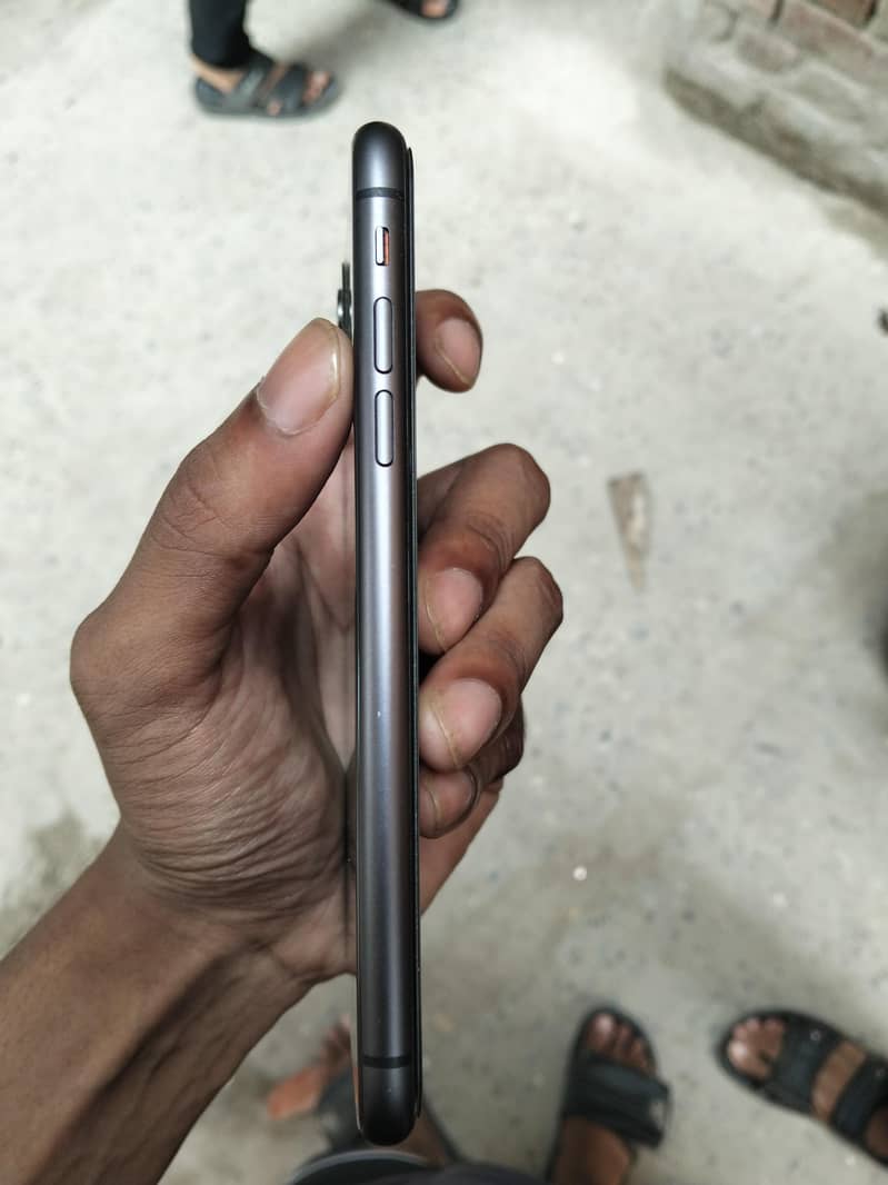 Apple iPhone 11 4