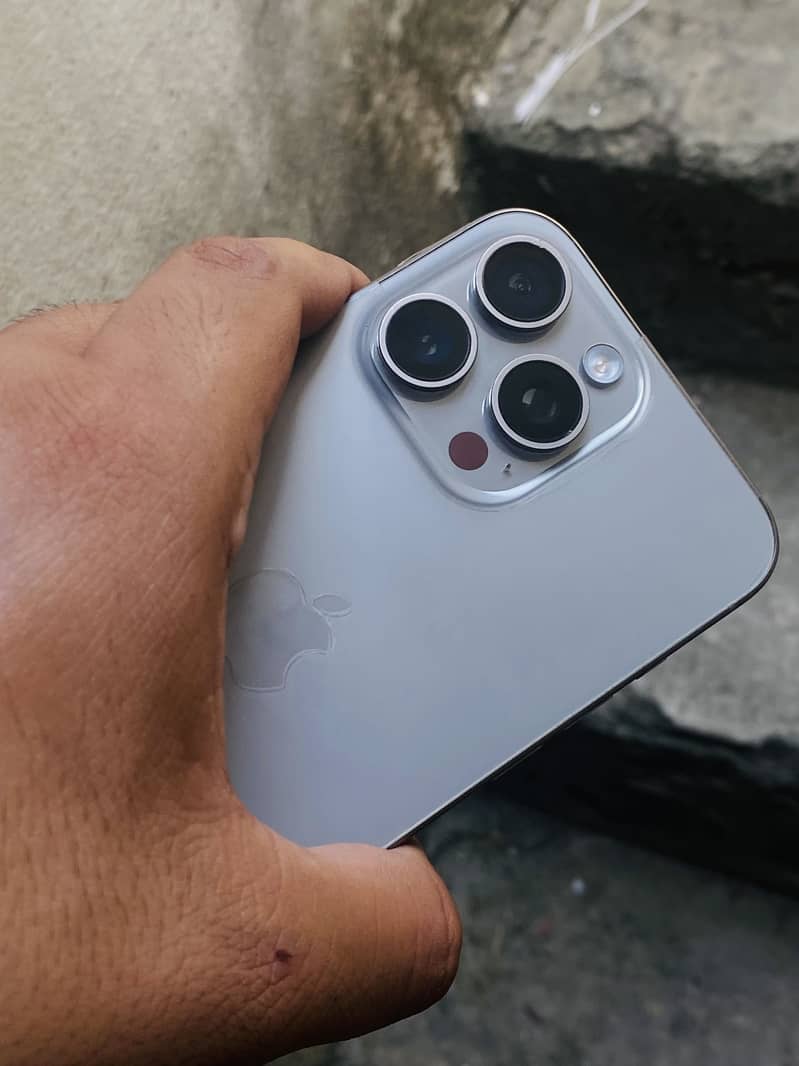 Apple iPhone 15 Pro Max 3