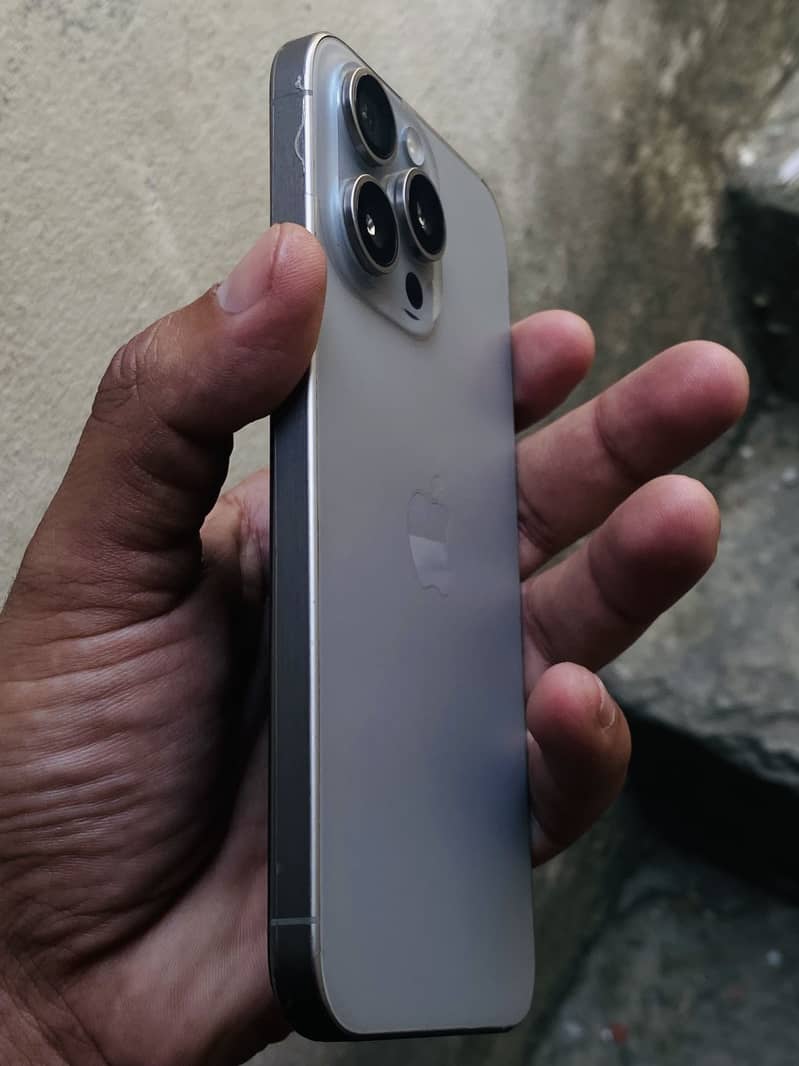 Apple iPhone 15 Pro Max 4