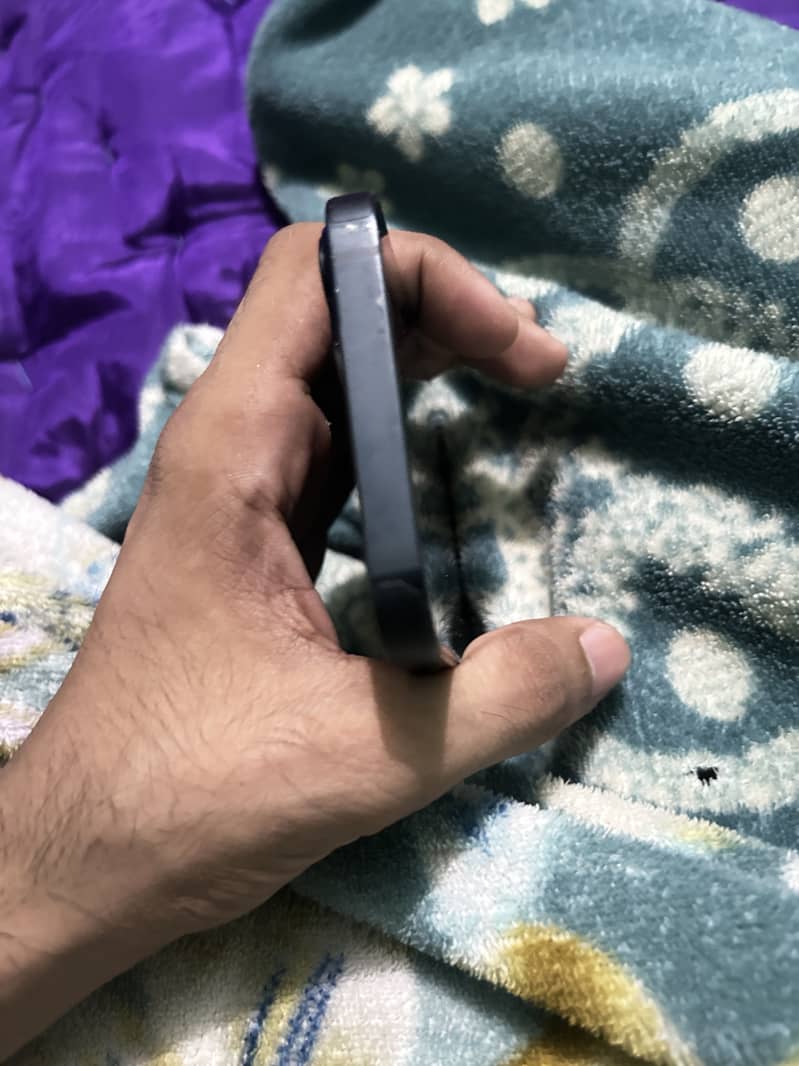 Apple iPhone 13 5