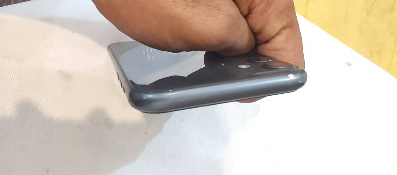 Apple iPhone 11 4