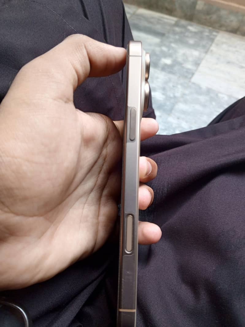 Apple iPhone 16 Pro Max 1
