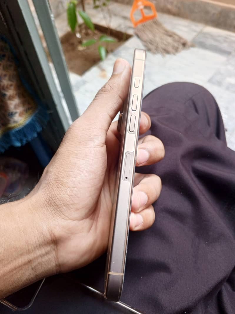 Apple iPhone 16 Pro Max 2