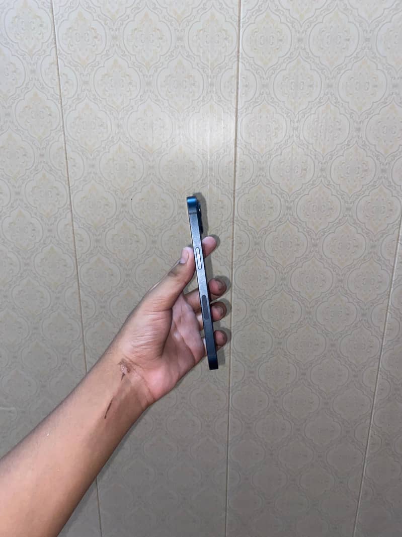 Apple iPhone 13 4