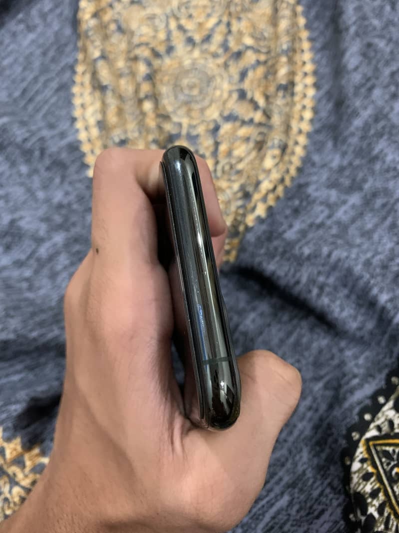 Apple iPhone 11 Pro 4