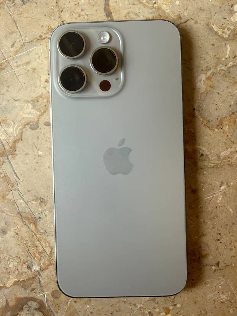 Apple iPhone 15 Pro Max 4