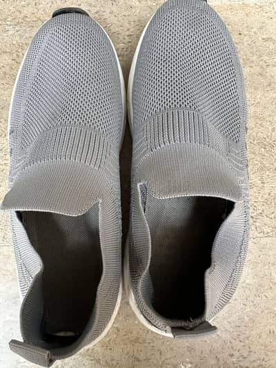 laceless walking or athleisure shoes