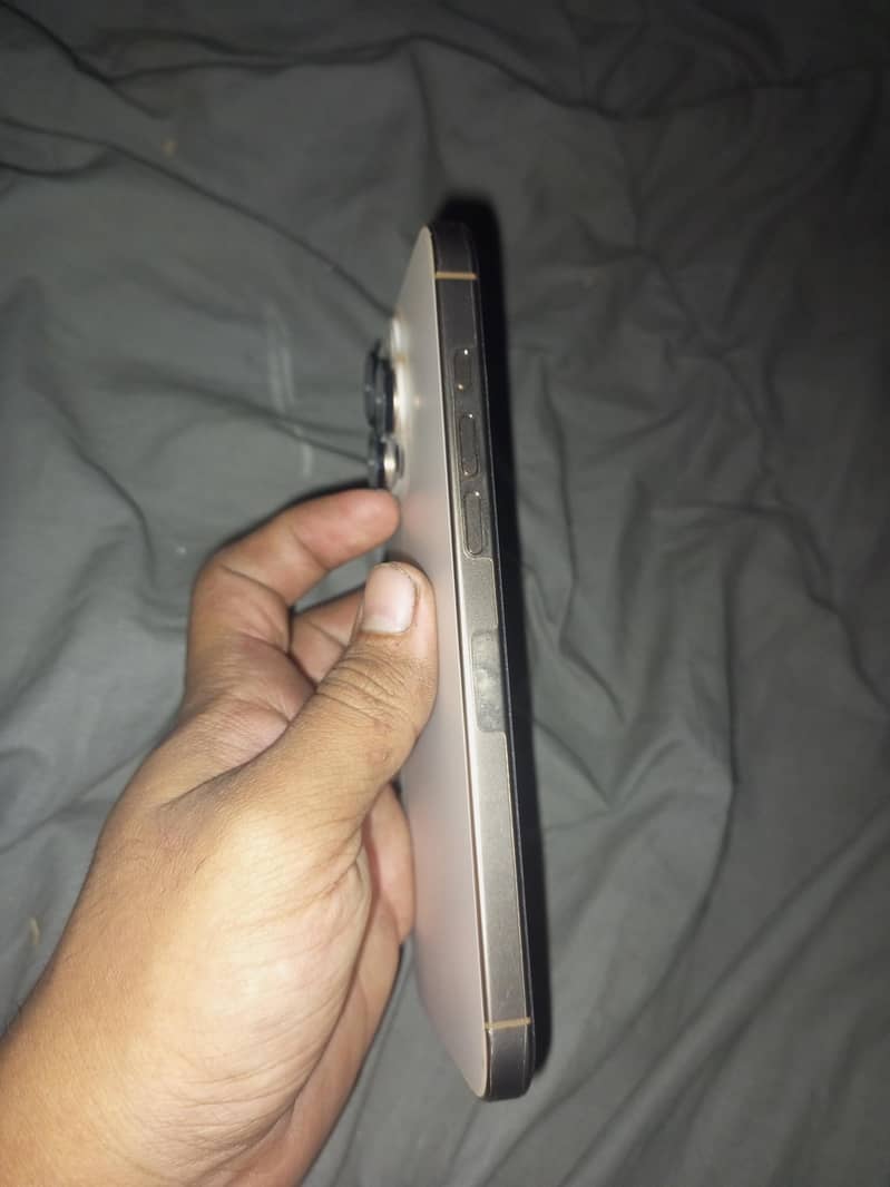 Apple iPhone 16 Pro Max 2