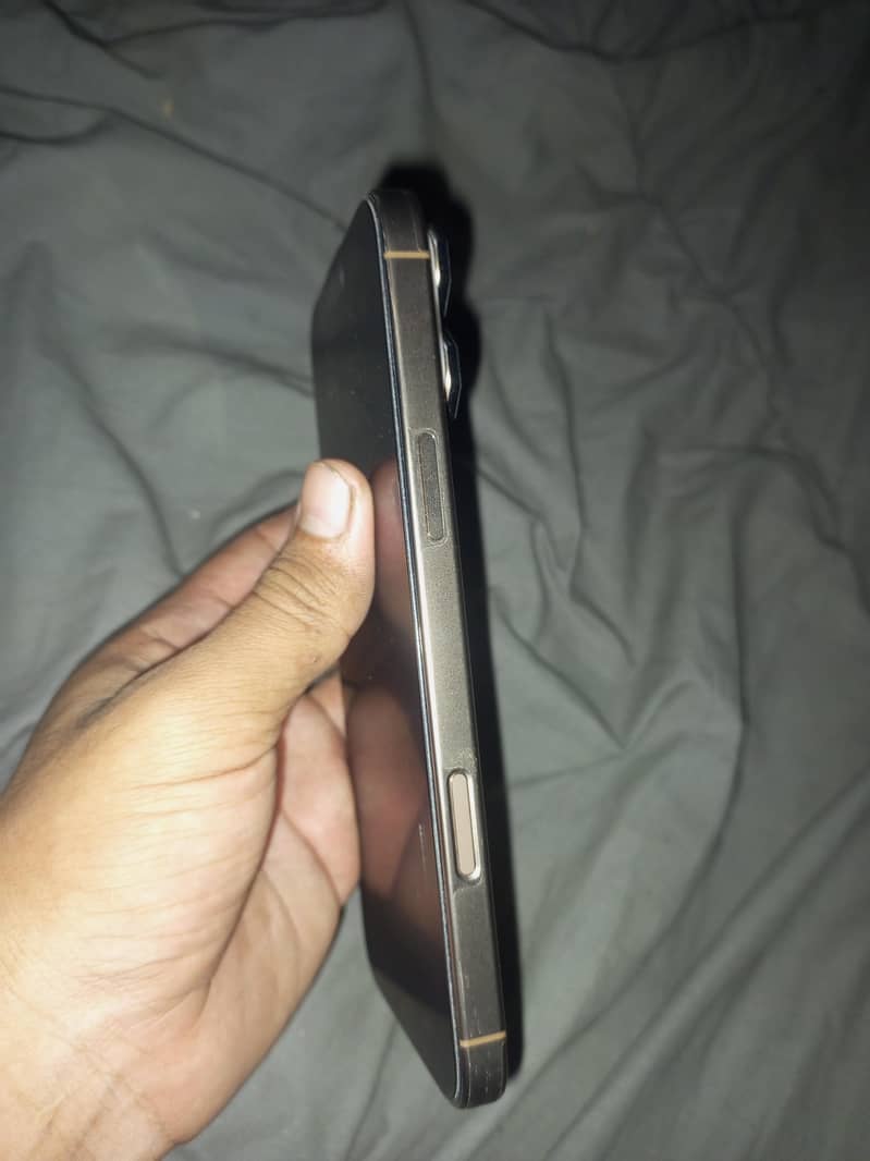 Apple iPhone 16 Pro Max 3