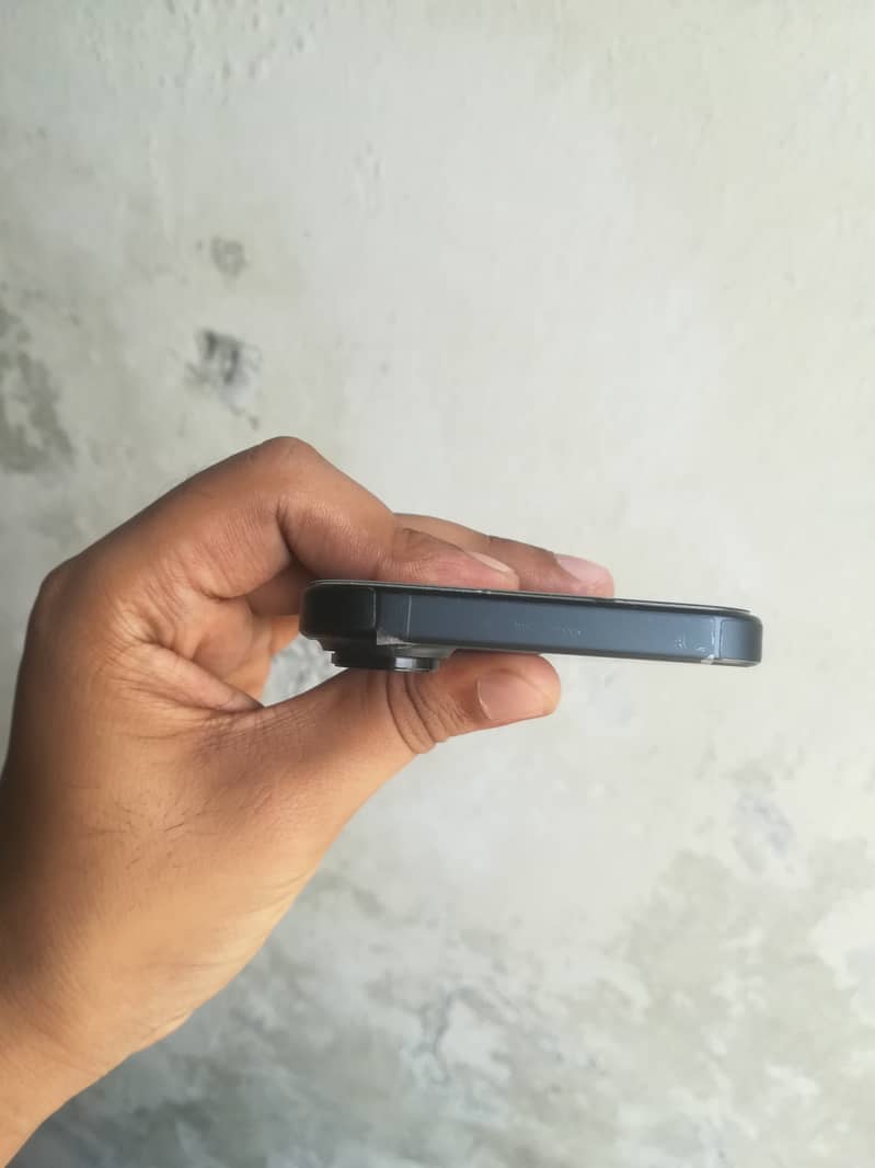 Apple iPhone 16 7