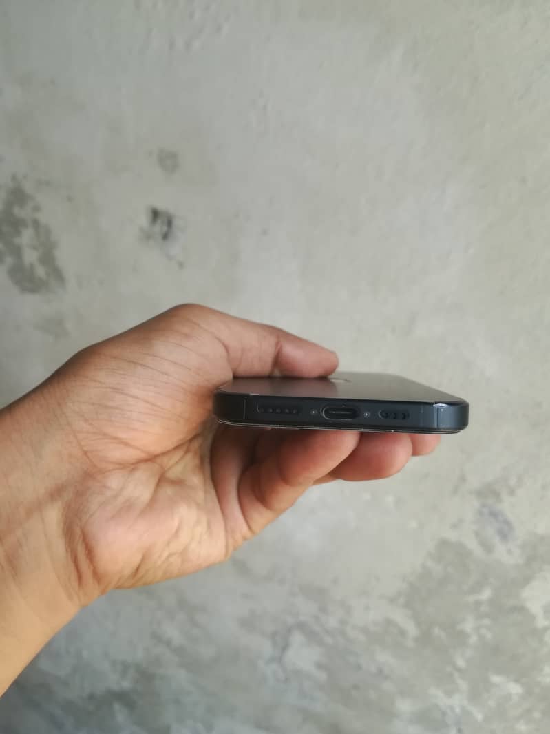 Apple iPhone 16 8