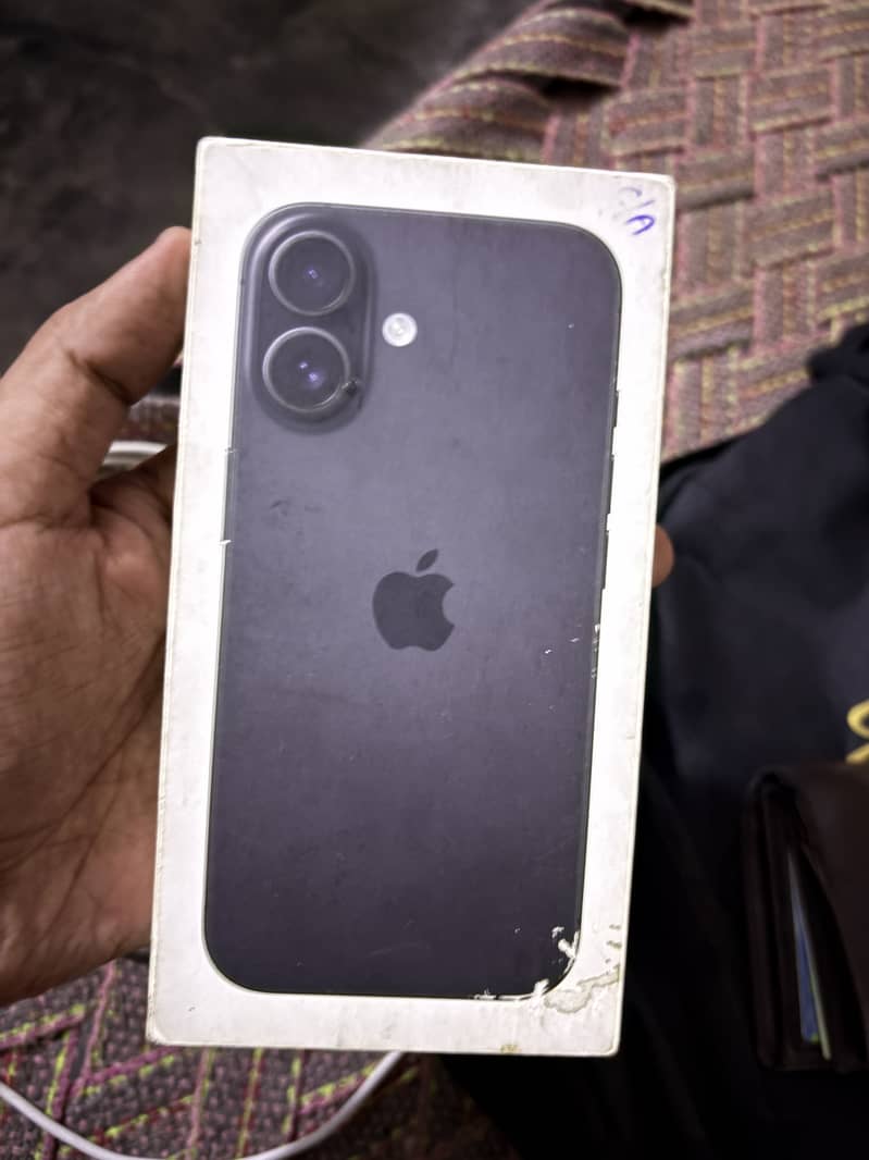 Apple iPhone 16 11