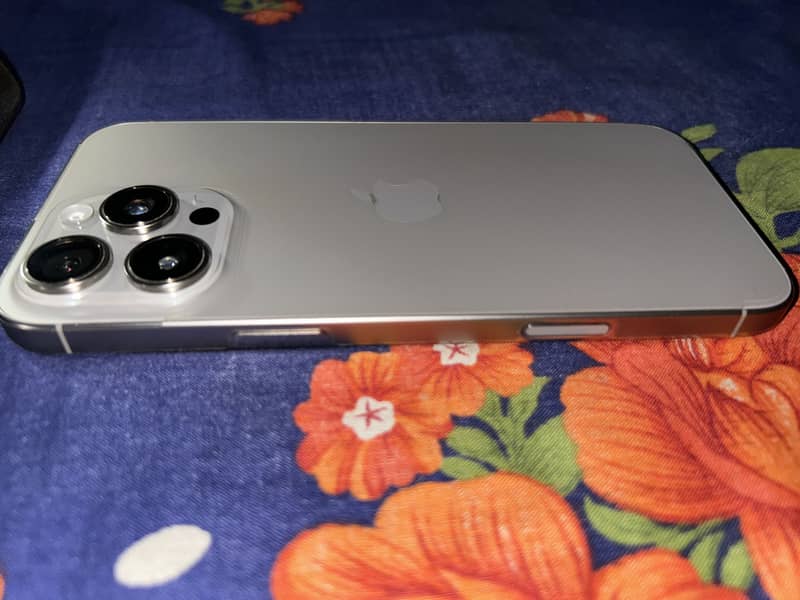 Apple iPhone 16 Pro Max 2