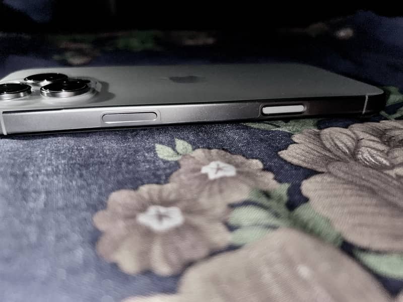 Apple iPhone 16 Pro Max 3